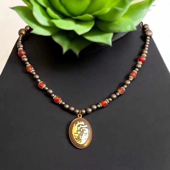 Hand crafted anatomical heart faux pearl necklace - Picture 4 of 9